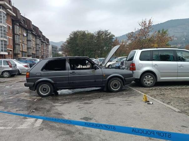 Na parkingu u Zenici se zapalio 'passat', požar zahvatio još dva vozila