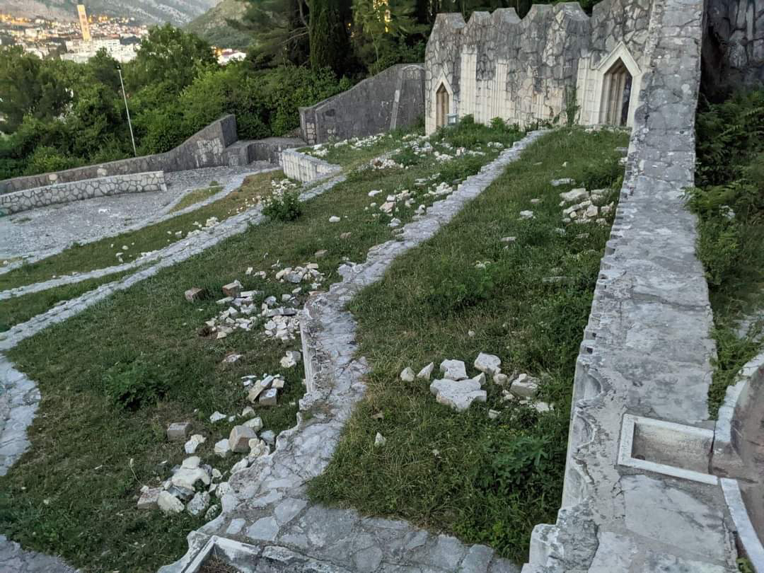 Na Partizanskom groblju u Mostaru uništeno 700 ploča