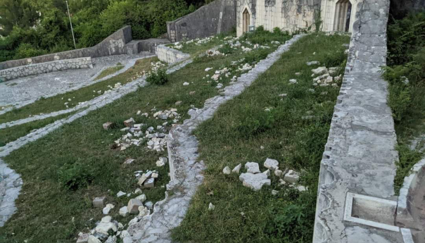 Na Partizanskom groblju u Mostaru uništeno 700 ploča