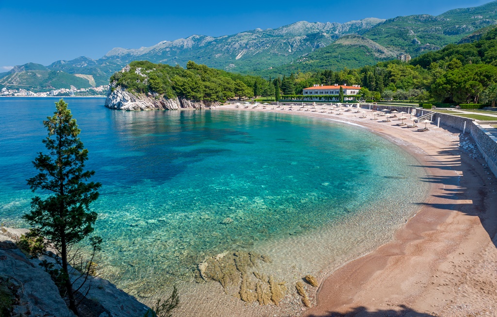 Na plažama u Crnoj Gori uglavnom domaći gosti