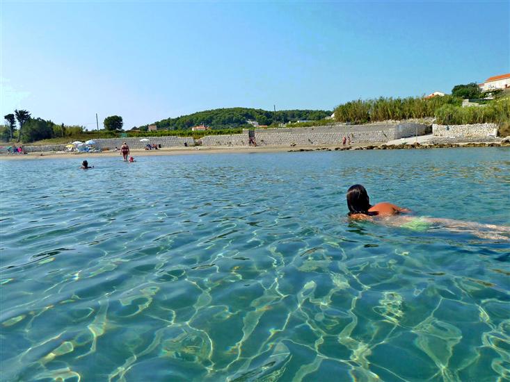 Na plaži na Korčuli pronađena Escherichia coli, ne preporučuje se kupanje