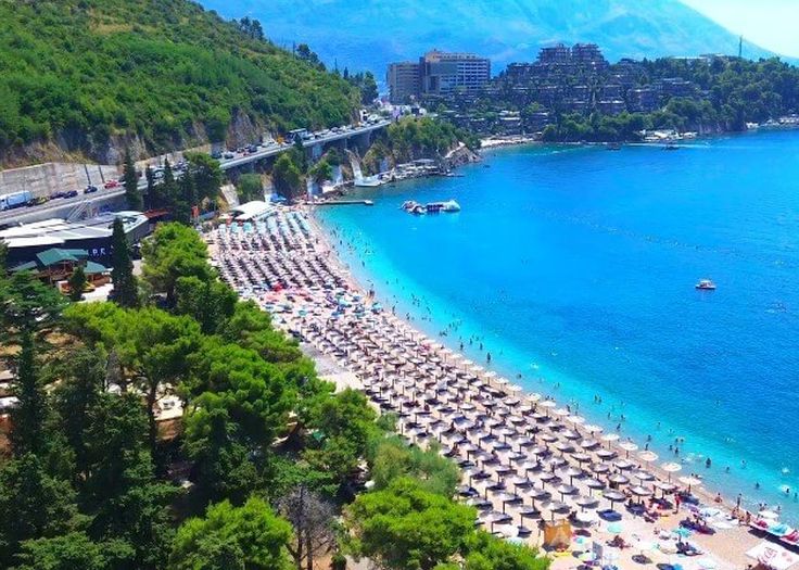 Na plaži u Budvi pronađeno beživotno tijelo muškarca