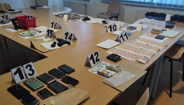 Na području Bihaća otkrivena droga, novac, oružje