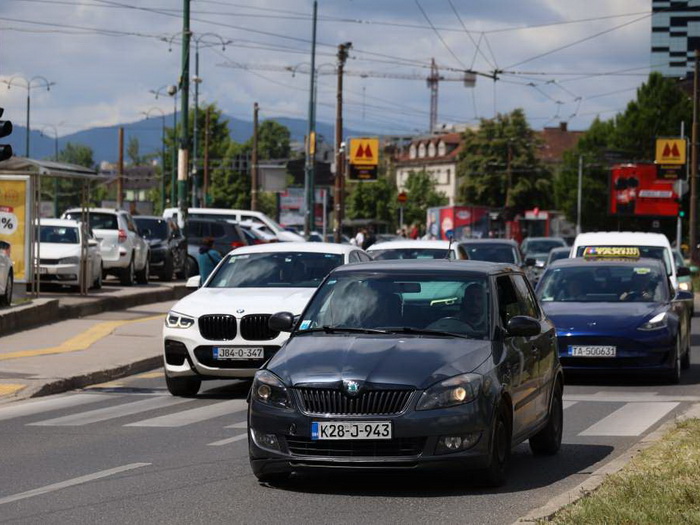 Na pojedinim dionicama sanacioni radovi i usporeno saobraćanje, kratkotrajna zadržavanja na GP