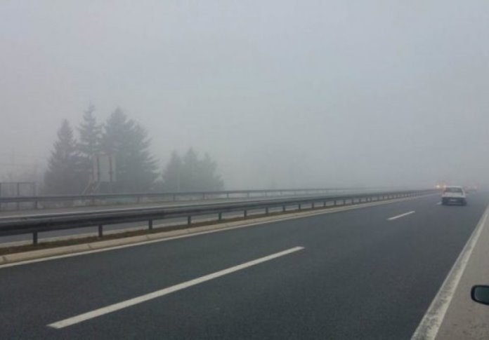 Na pojedinim dionicama u kotlinama i uz riječne tokove smanjena vidljivost zbog magle