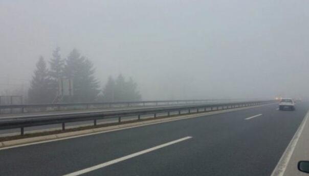 Na pojedinim dionicama u kotlinama i uz riječne tokove smanjena vidljivost zbog magle