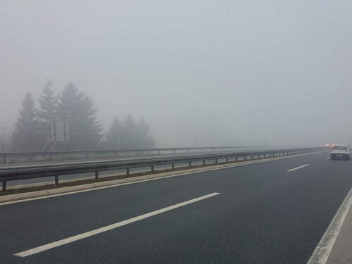 Na pojedinim dionicama u kotlinama i uz riječne tokove vidljivost smanjena zbog magle