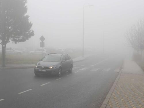 Na pojedinim dionicama vidljivost smanjena zbog magle ili niske oblačnost, klizav kolovoz