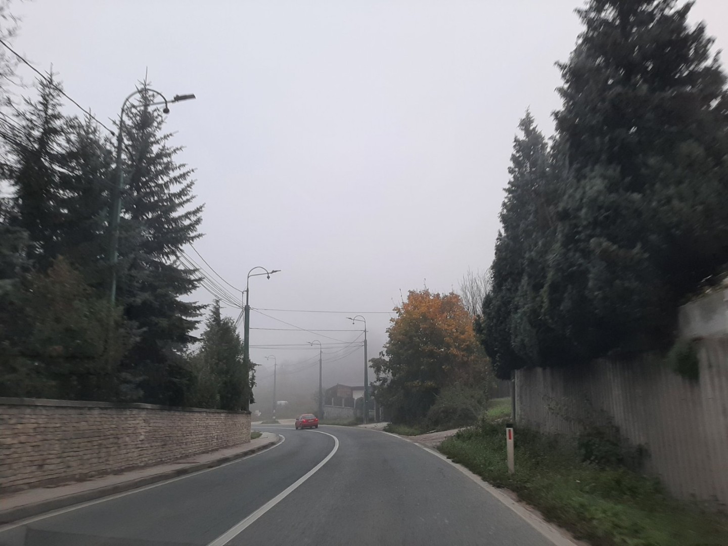 Na pojedinim dionicama vidljivost smanjena zbog magle, kolovoz mokar i učestali odroni