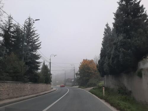 Na pojedinim dionicama vidljivost smanjena zbog magle, kolovoz mokar i učestali odroni