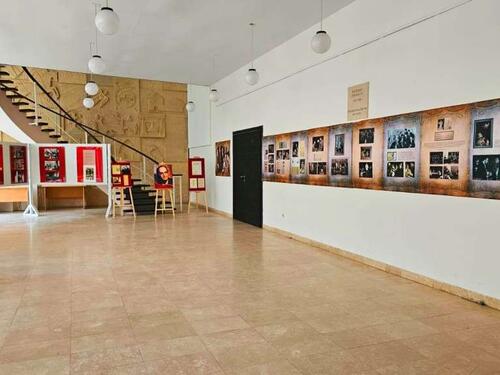 Na Pozorišnim igrama izložba posvećena magu teatarske scene Jurislavu Koreniću