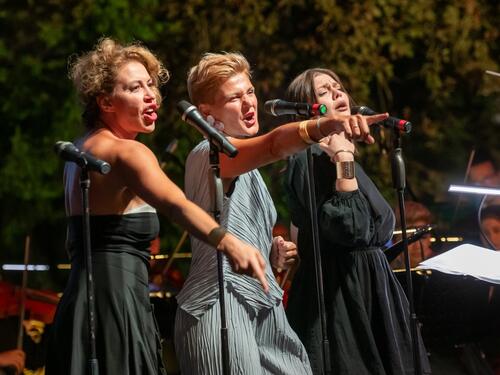 Na Pozorišnom trgu Susan Sontag izveden koncert 'Glumci pjevaju hitove'