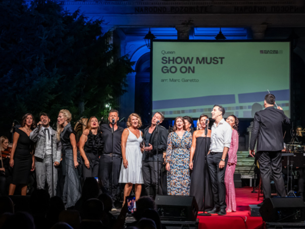 Na pozorišnom Trgu Susan Sontag održan spektakularan koncert 'Glumci pjevaju hitove'