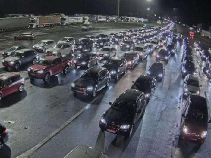 Na prelazu Bajakovo kolona automobila duga 9 kilometara, a kamiona 13