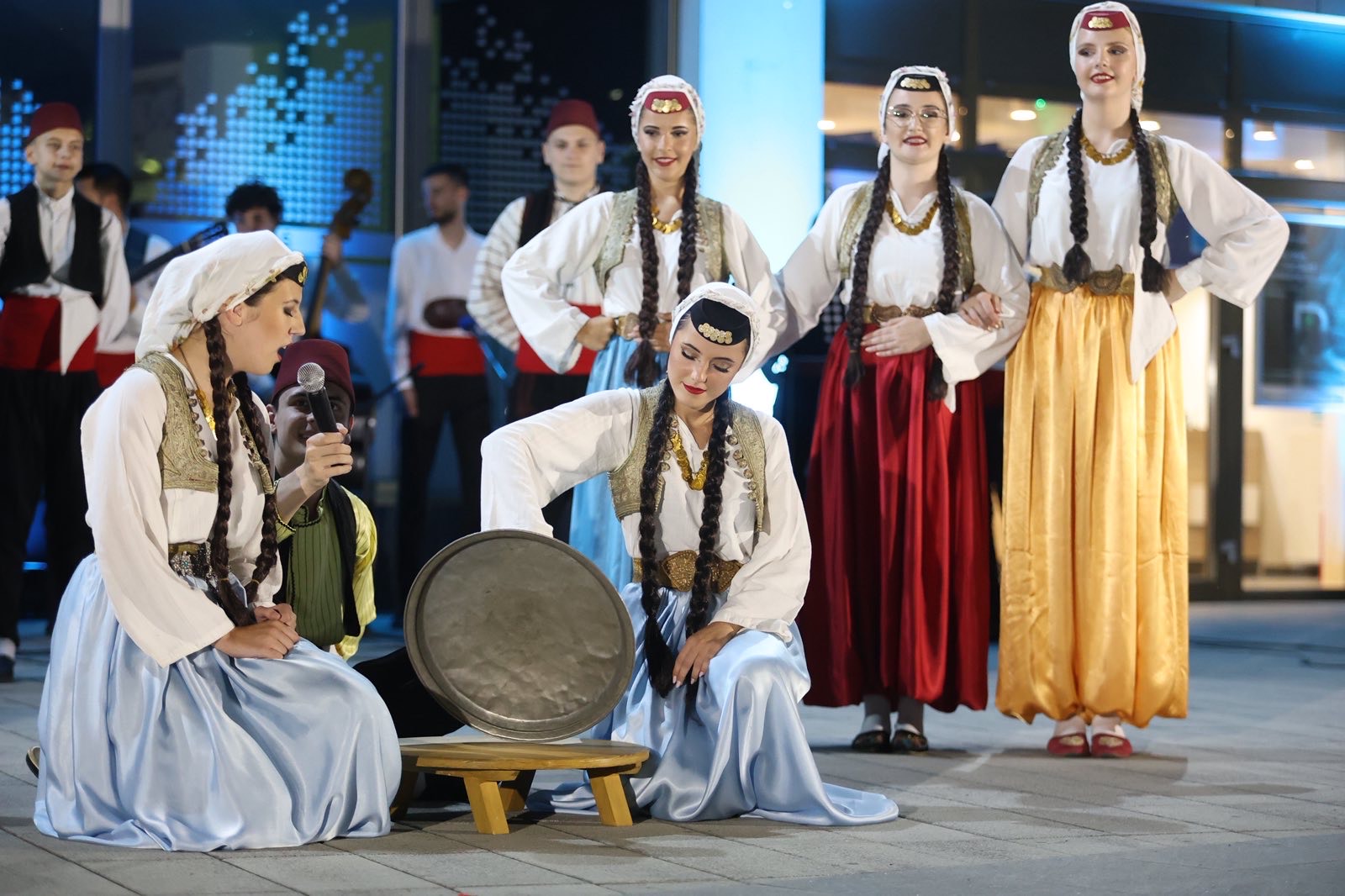 Na prepunom centralnom trgu u Ilijašu upriličen koncert u izvedbi KUD Baščaršija
