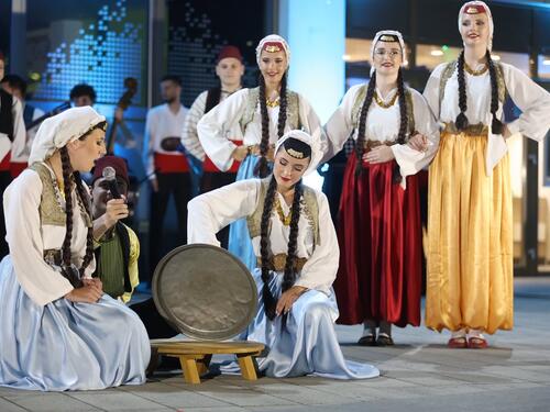 Na prepunom centralnom trgu u Ilijašu upriličen koncert u izvedbi KUD Baščaršija