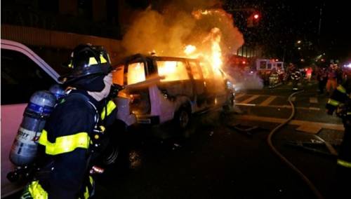 Na protestima u Americi policija gumenim metkom u glavu upucala novinarku