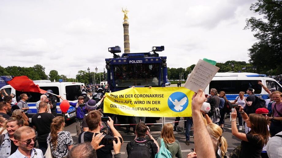 Na protestima u Berlinu protiv koronamjera privedeno blizu petsto ljudi
