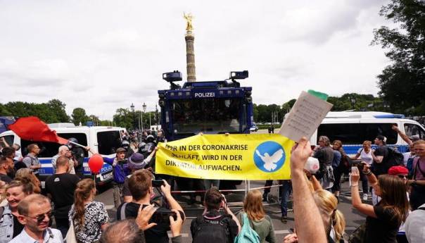 Na protestima u Berlinu protiv koronamjera privedeno blizu petsto ljudi