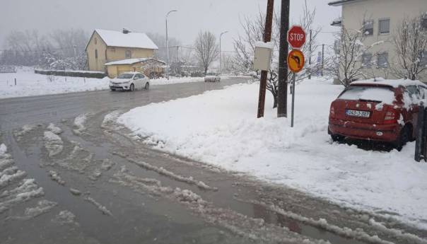 Na putevima širom BiH otežano se saobraća zbog snijega