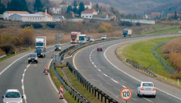 Na putevima u BiH jutros se saobraća po pretežno suhom kolovozu