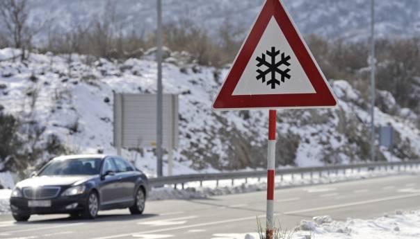 Na putevima u BiH mjestimično vlažan kolovoz, moguća poledica