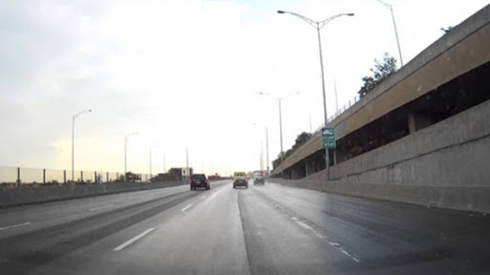 Na putevima u BiH saobraća se po mjestimično vlažnom kolovozu