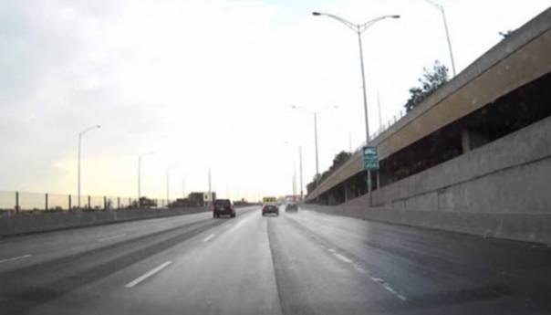 Na putevima u BiH saobraća se po mjestimično vlažnom kolovozu