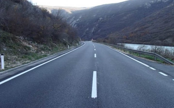 Na putevima u BiH saobraća se po mjestimično vlažnom kolovozu