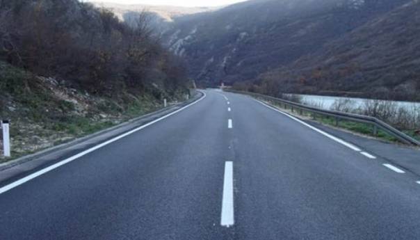 Na putevima u BiH saobraća se po mjestimično vlažnom kolovozu