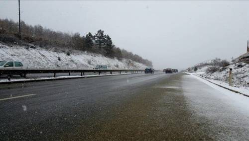 Na putevima u BiH saobraća se po suhom i mjestimično vlažnom kolovozu