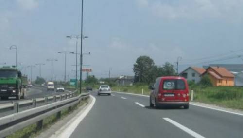 Na putevima u BiH saobraćaj po suhom i vlažnom kolovozu, učestali odroni