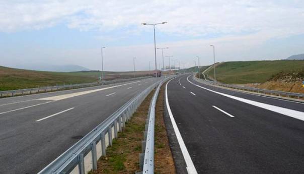 Na putevima u BiH saobraćanje po suhom i mjestimično vlažnom kolovozu