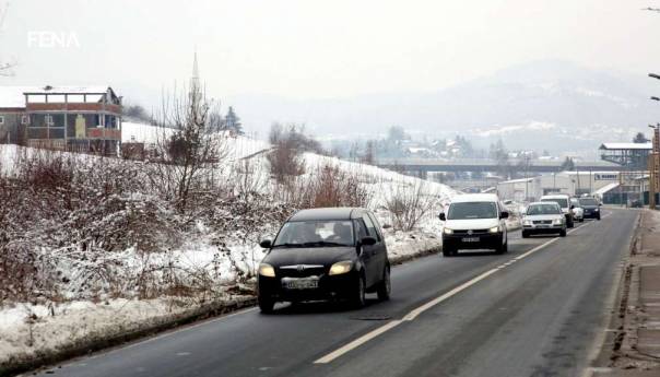 Na putnom pravcu Glamoč-Mlinište od jutros pada snijeg i zadržava se na kolovozu