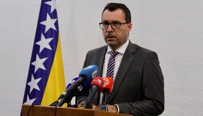 Na računu ima 20 miliona, a kaže da nema para da registruje auto