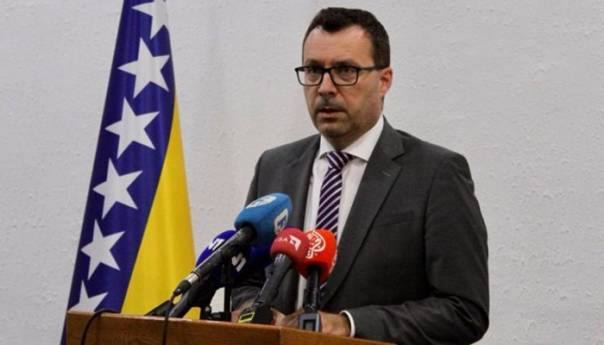 Na računu ima 20 miliona, a kaže da nema para da registruje auto