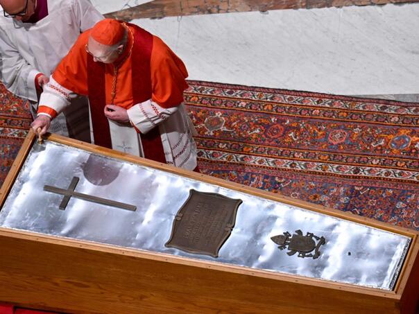 Na sahrani papi Franji Bećirović, Cvijanović, Komšićeva savjetnica i Krišto