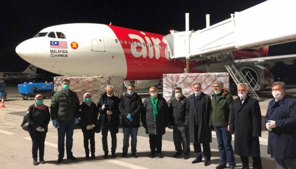 Na sarajevski aerodrom sinoć sletio avion iz Malezije s medicinskom opremom