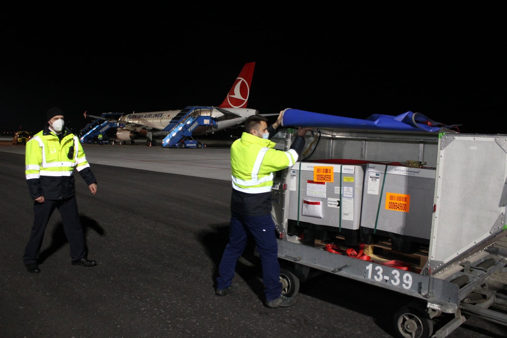 Na sarajevski aerodrom stiglo 26.400 doza vakcine AstraZeneca