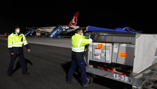 Na sarajevski aerodrom stiglo 26.400 doza vakcine AstraZeneca