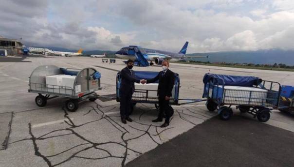 Na sarajevski aerodrom stiglo 40.000 vakcina iz Azerbejdžana