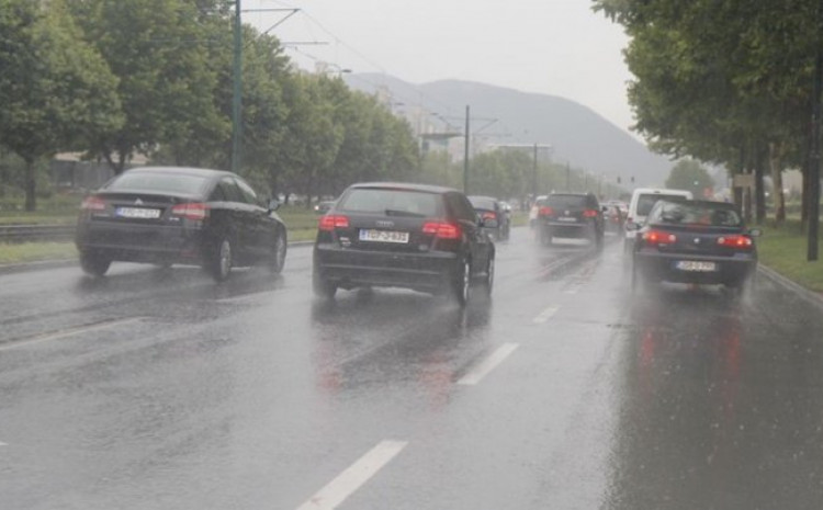 Na sjeverozapadu BiH vozi se po mokrim kolovozima