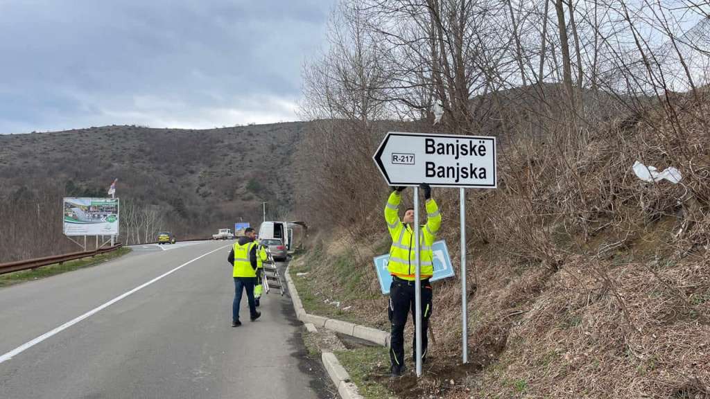 Na sjeveru Kosova oštećene dvojezične saobraćajne ploče