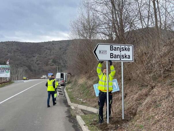 Na sjeveru Kosova oštećene dvojezične saobraćajne ploče