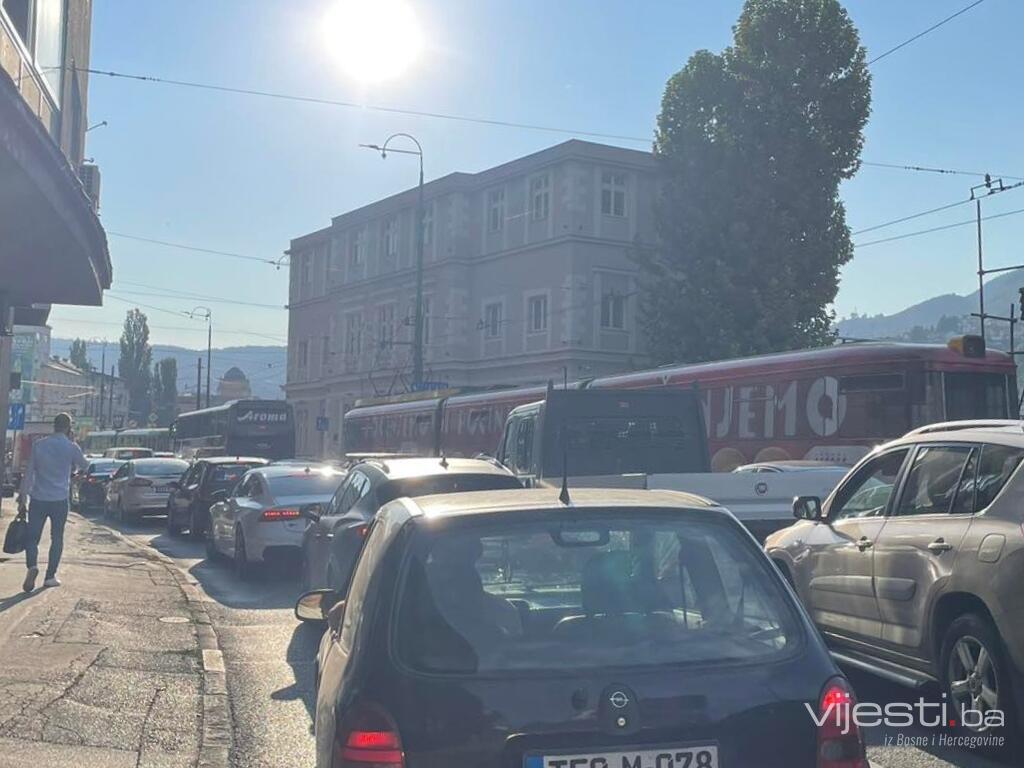 Na Skenderiji se sudarili tramvaj i autobus, nedugo zatim i drugi udes