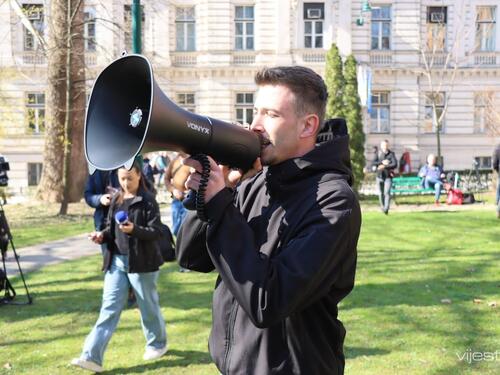 Pogledajte poruke sa današnjih protesta: Četiri zahtjeva