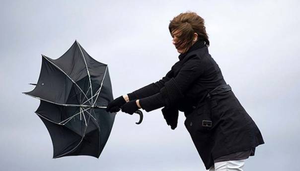 Na snazi i crveni, i narandžasti i žuti meteoalarm zbog kiše i vjetra