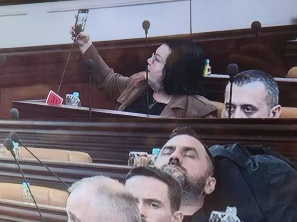 Na stolu rebalans budžeta, a zastupnici spavaju, prave selfije...