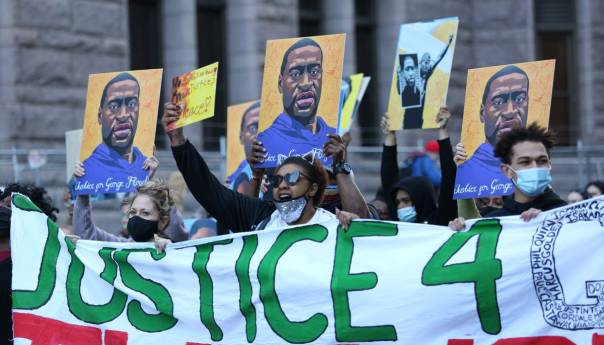 Na suđenju prikazani snimci na kojima George Floyd moli policiju