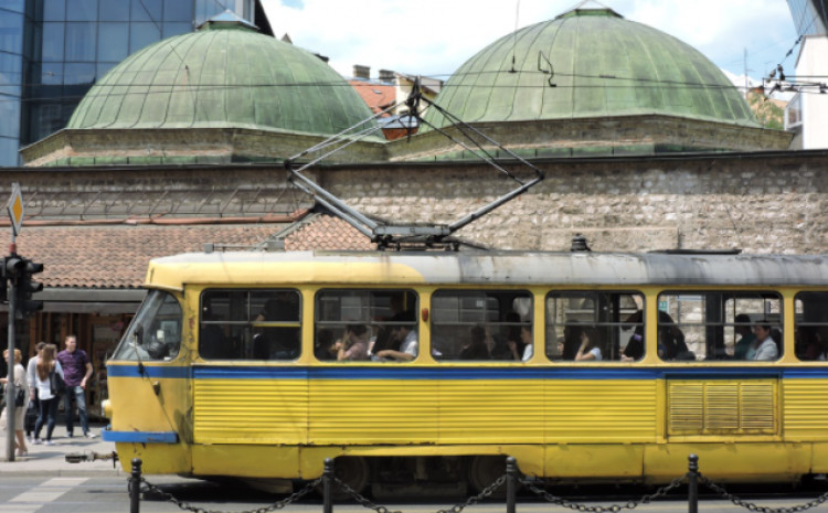 Na tramvajskoj stanici kod Katedrale u Sarajevu porodila se žena
